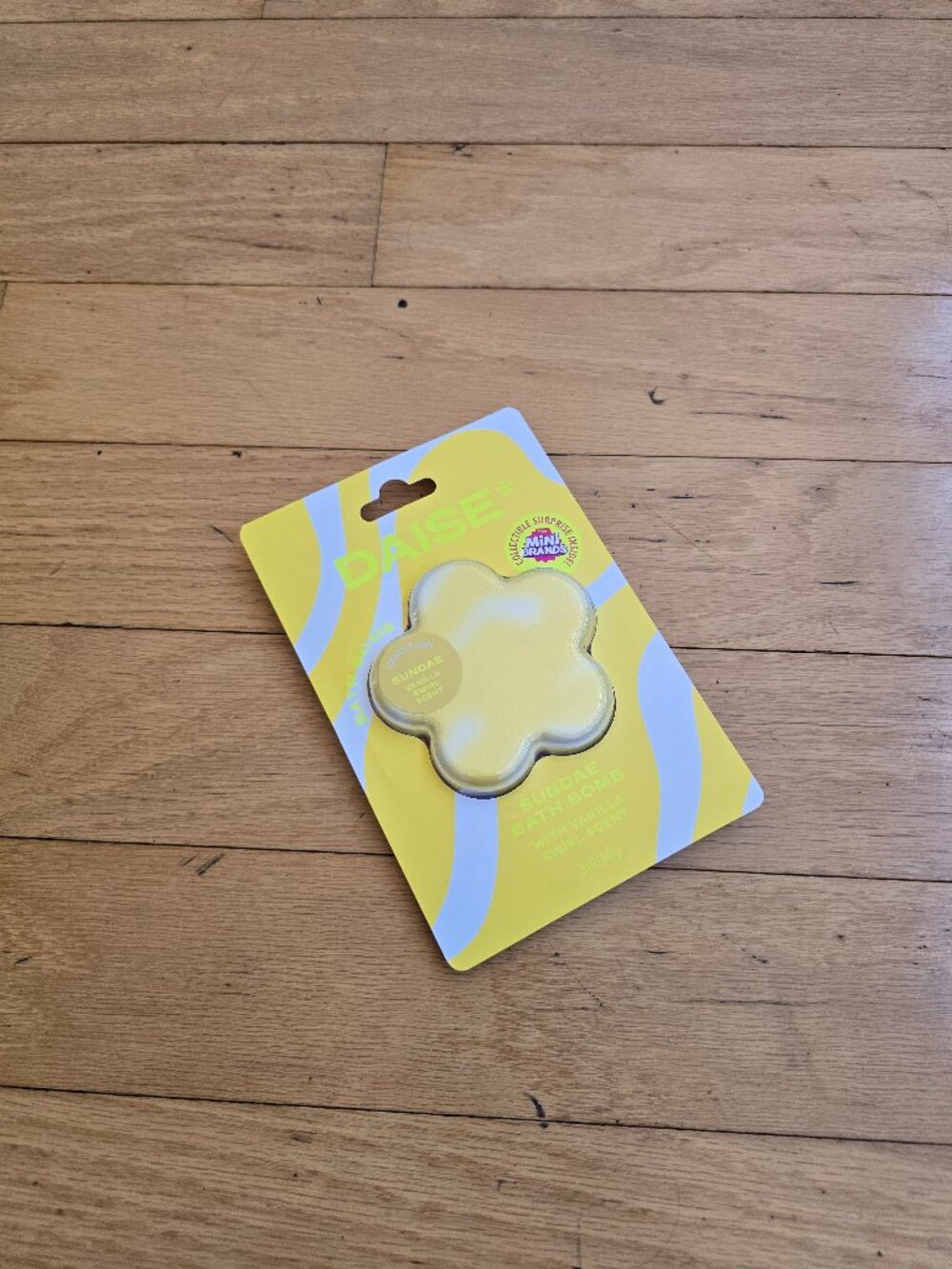 DAISE x Zuru Mini Brands | Sundae Vanilla Yellow Flower Shaped Fizzy Bath Bomb